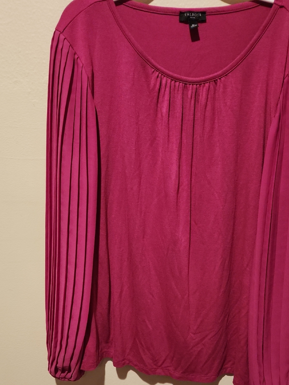 ❤️ TALBOTS PLEATED SLEEVE MAGENTA CREW NECK TOP, MP (MEDIUM PETITE) - Picture 3 of 8